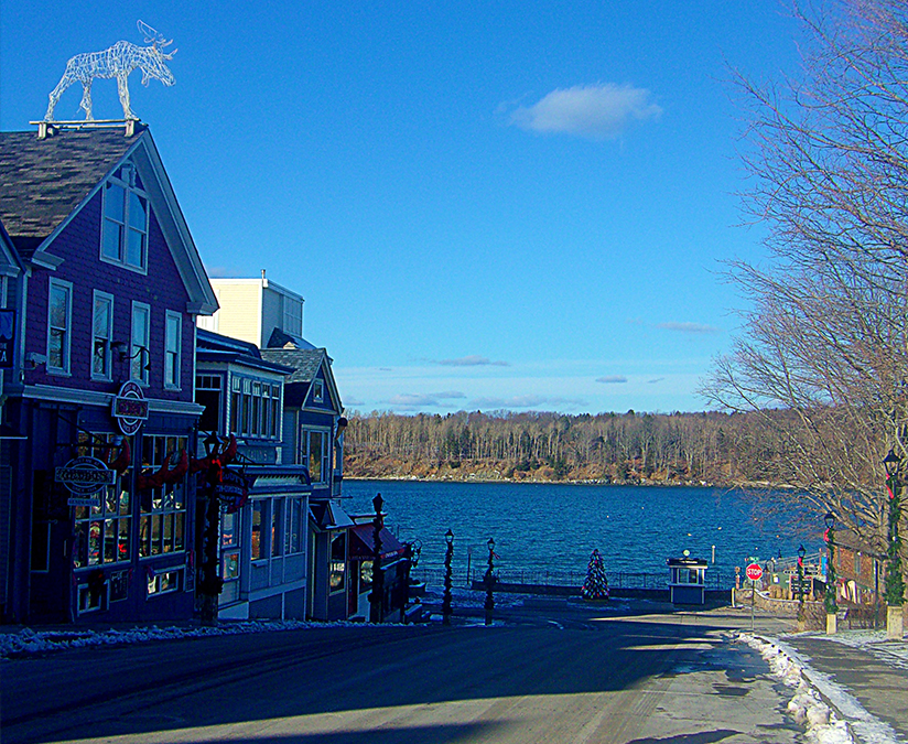 Peaceful street in Maine with holiday decorations